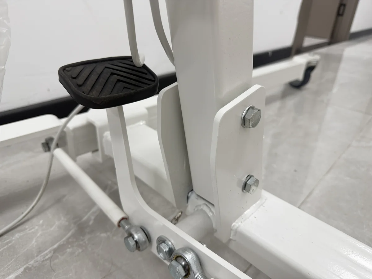 Base opening pedal and frame connection on the SL-K11 patient hoist