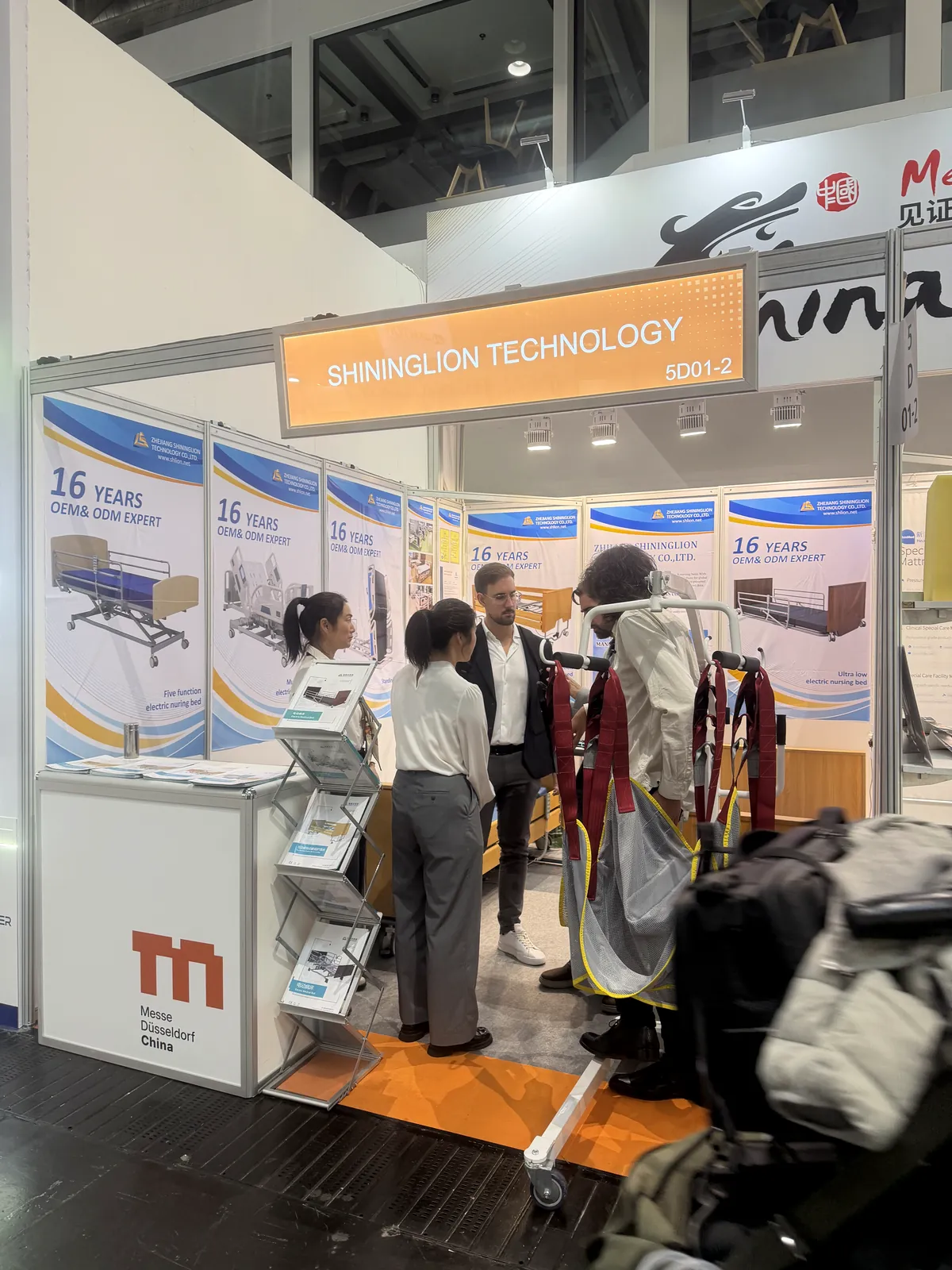 SHLION team discussing a patient transfer solution with visitors